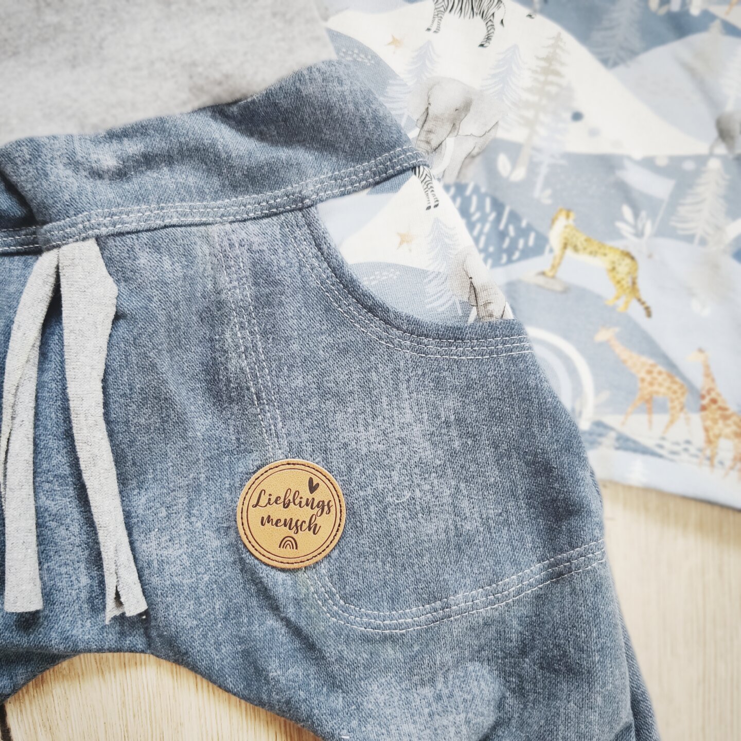 Bild von einer Kinder Jeans mit Label