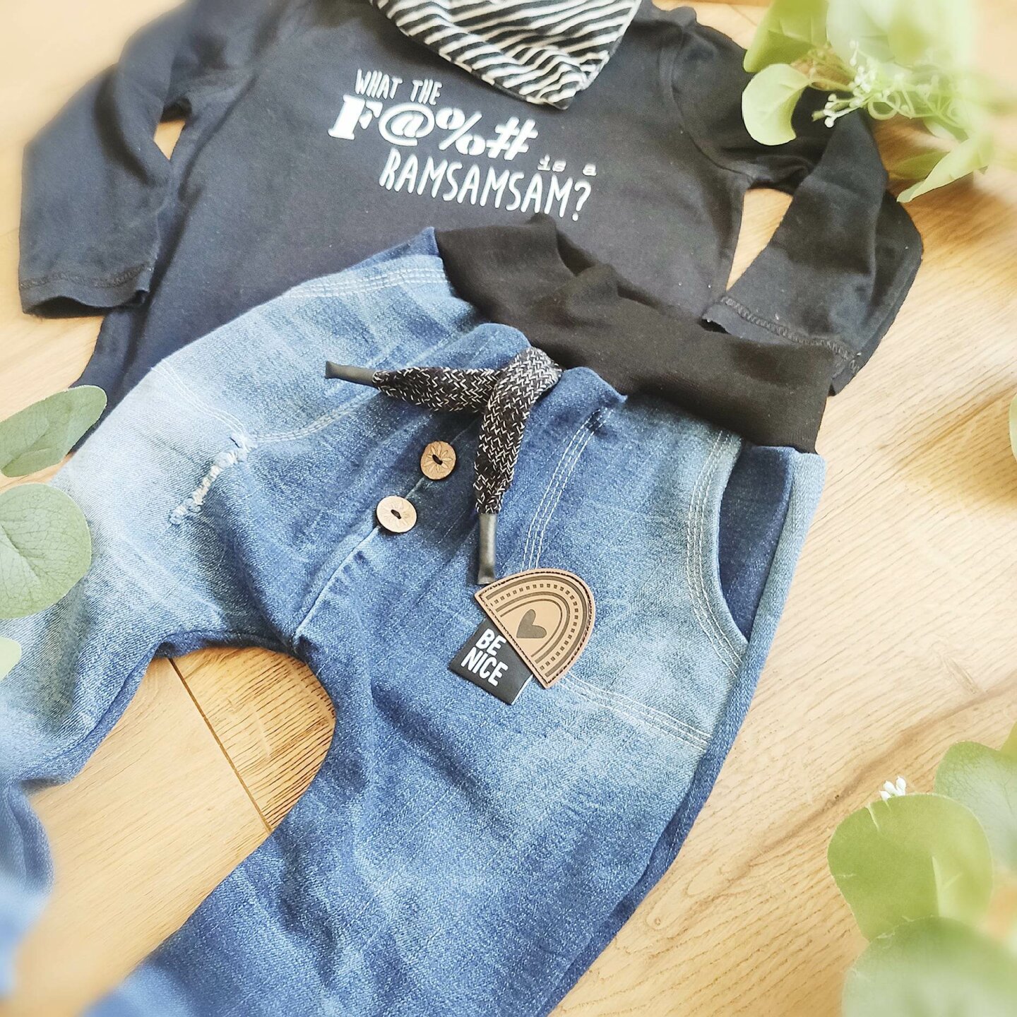 Bild von einer Kinder Jeans und Shirt