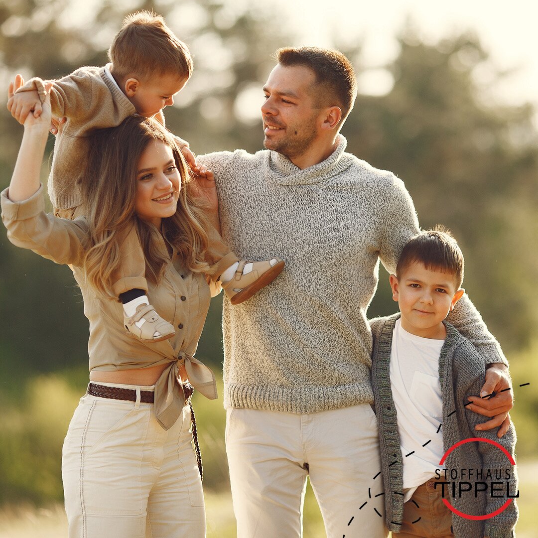 Bild von einer Familie mit beiger Kleidung