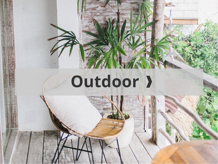 Outdoor gemütlicher Balkon mit Stuhl und Kissen