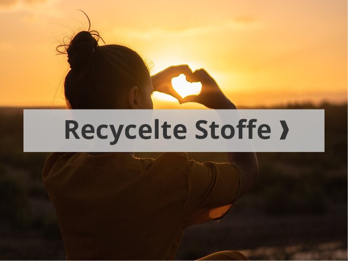 Recycelte Stoffe Frau die vor Sonnenuntergang steht