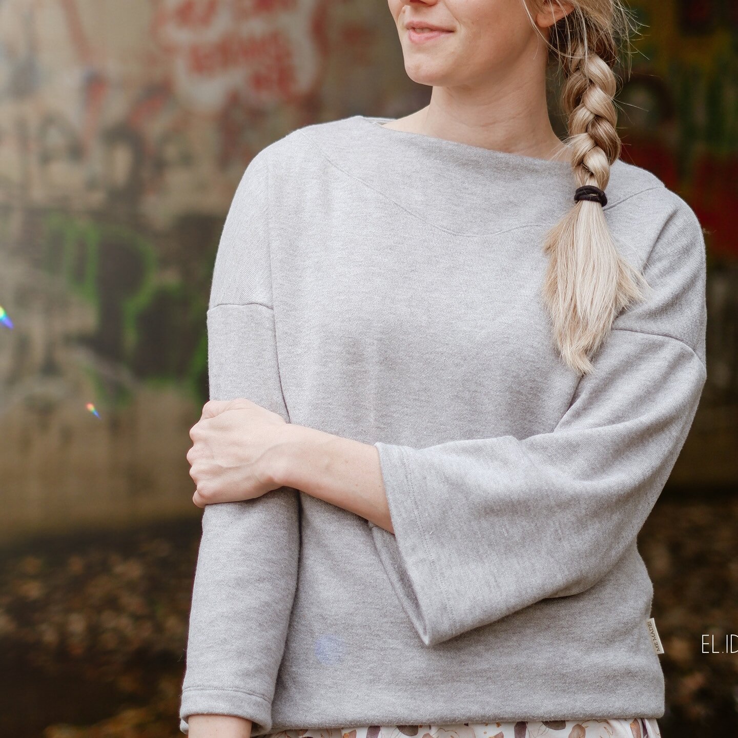 Frau mit grauem Langarmpullover